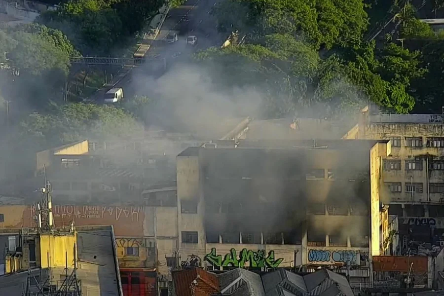 Homem e bebê morrem em incêndio em ocupação na Vila Prudente