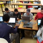 Programa Bolsa Trabalho abre inscrições em formação tecnológica para jovens de baixa renda