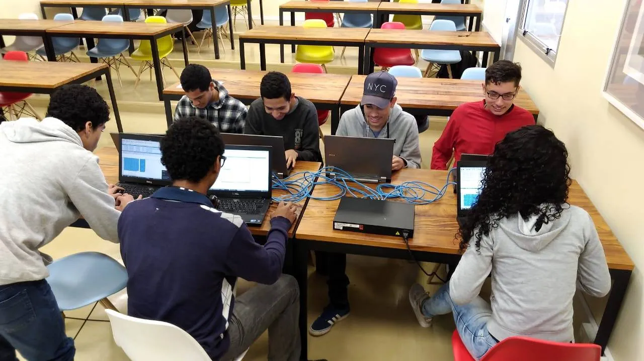 Programa Bolsa Trabalho abre inscrições em formação tecnológica para jovens de baixa renda