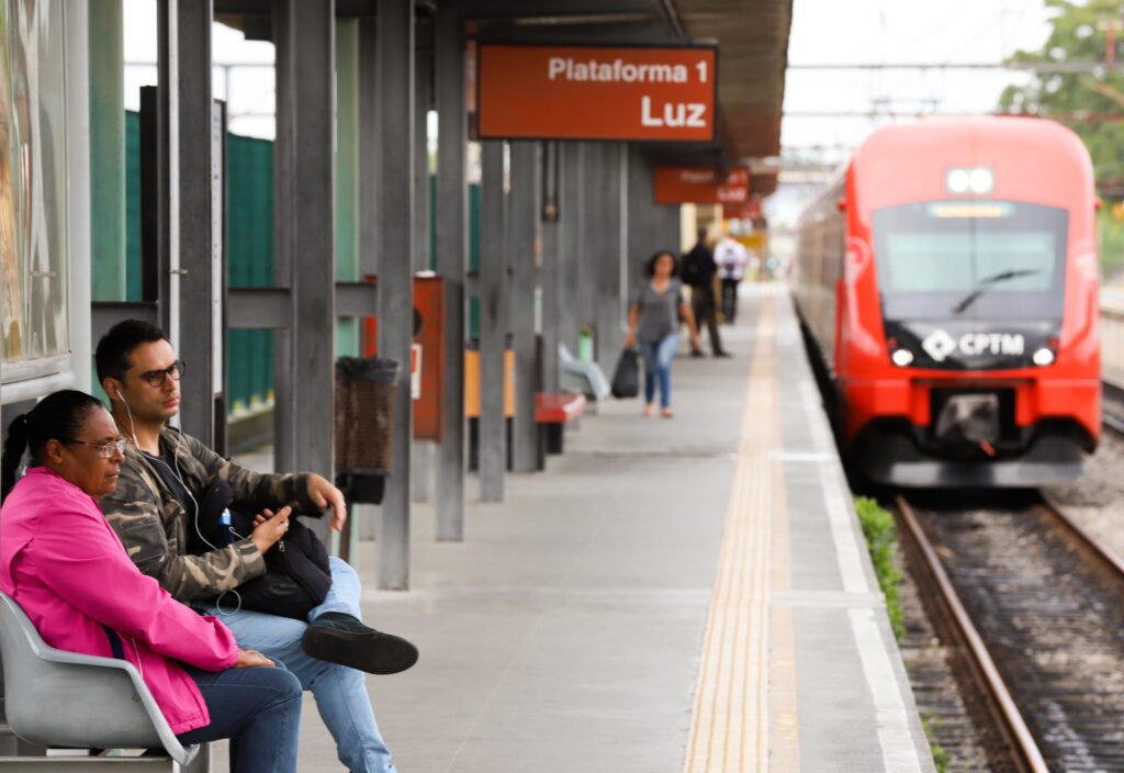 tar aproximadamente 1,3 milhão de passageiros por dia útil até 2040. Estão previ