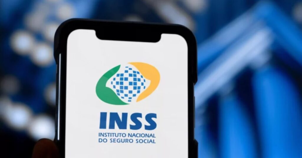 Brasileiros com benefício suspenso ou encerrado devem ler esse informe do INSS (Foto Reprodução/Montagem/TV Foco/Canva/Paola)