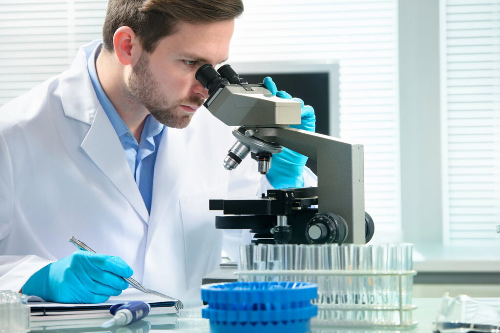 biópsia ou cirurgia. Essa amostra é preparada em laboratório e tratada com os an