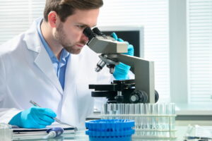 biópsia ou cirurgia. Essa amostra é preparada em laboratório e tratada com os an