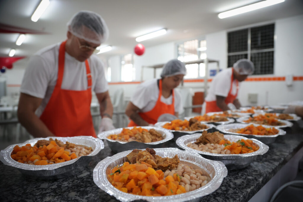 Atualmente, o programa conta com 71 unidades fixas, quatro refeitórios e 47 caminhões que atendem a 52 pontos Foto: Divulgação/Governo de SP
