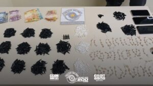 ções de drogas durante uma ação de combate ao tráfico de entorpecentes no municí