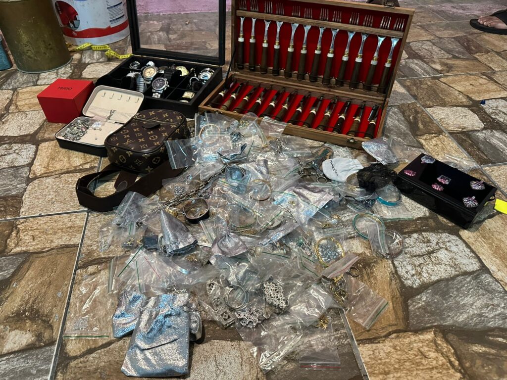 roubo a um condomínio residencial. A prisão ocorreu no bairro Jardim Record, em