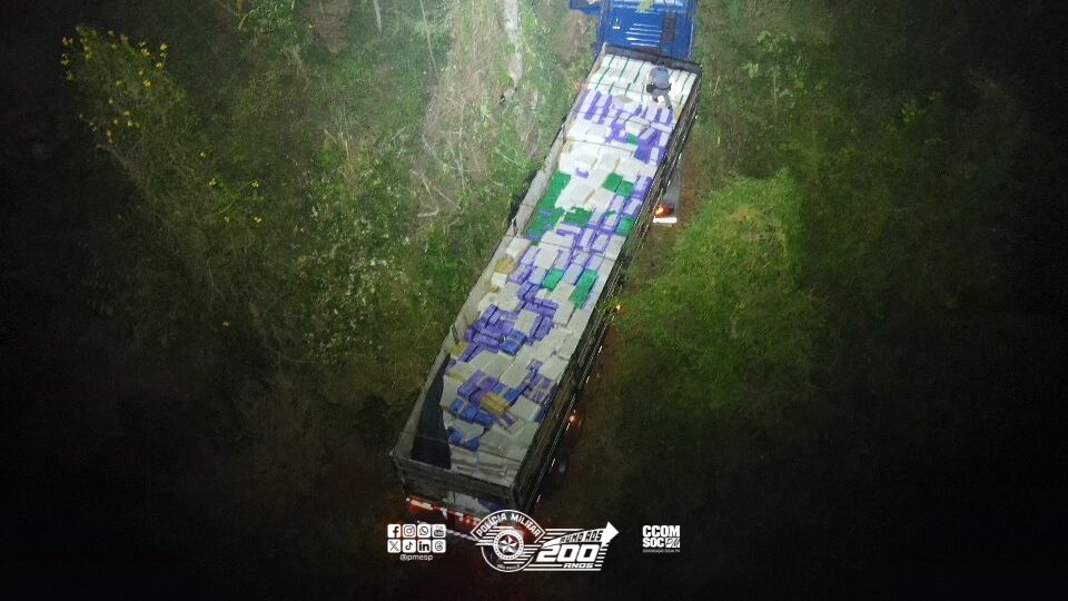 ém o condutor desobedeceu à ordem de parada e iniciou fuga pela via, sendo acomp
