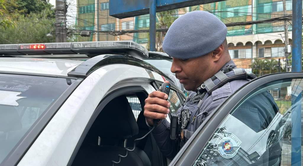 tamento suspeito do motorista, que demonstrou nervosismo ao notar a presença da