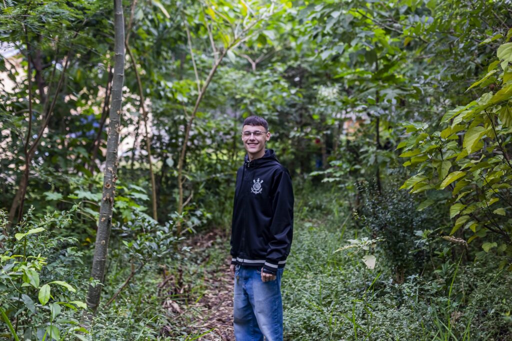 meio do plantio participativo de mini florestas urbanas. Na unidade estadual, o