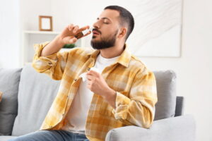alergias. Como usar: para adultos e crianças com mais de 12 anos, a dose recomen