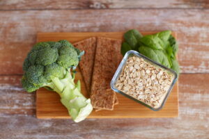 exemplo. Estes alimentos contêm fibras solúveis e insolúveis, variando a quantid