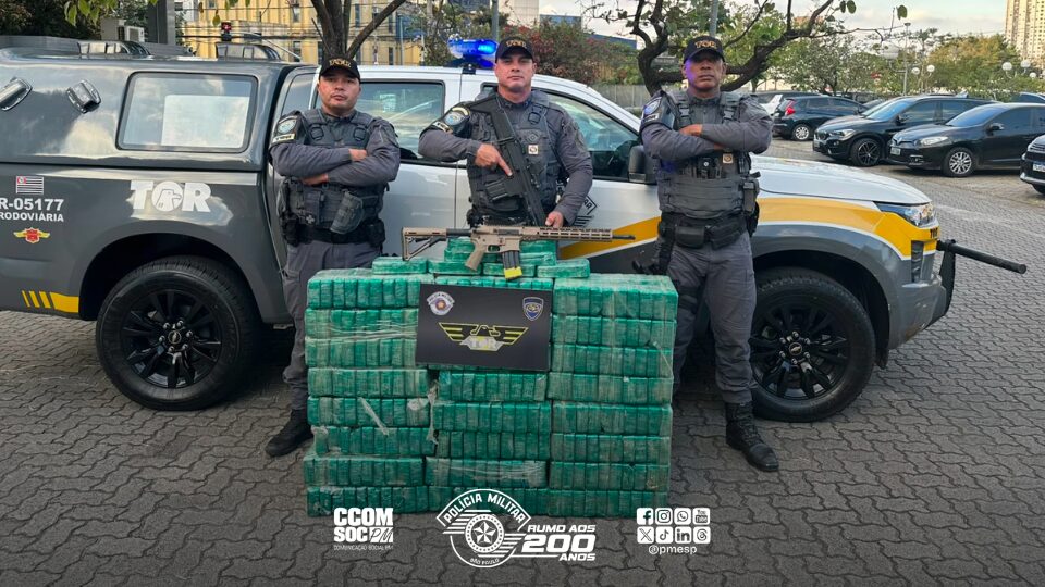 tava mais de 250 quilos de pasta base de cocaína e um fuzil pela Rodovia Preside