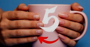Proibido pelas manicures: 5 hábitos que causam manchas brancas e enfraquecem as unhas