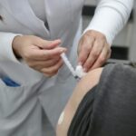 Vacinação de adultos: escudo essencial para a saúde de bebês e o controle de doenças