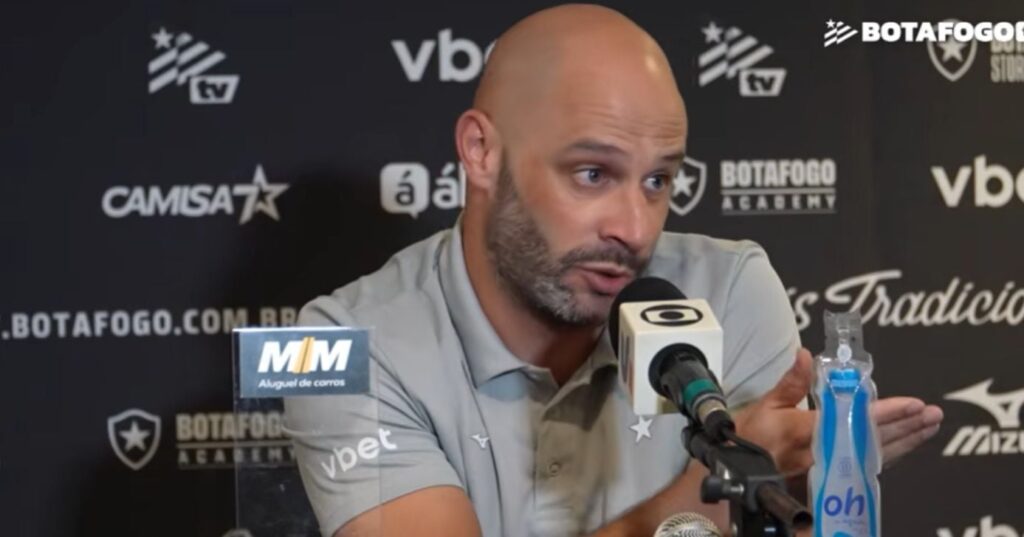 SAF do Botafogo comunica Franclim Carvalho com saída de atacante e mais 2 craques