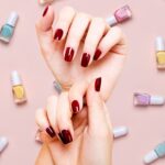5 Cores de esmalte que valorizam as mãos e trazem um aspecto jovial após os 50 anos