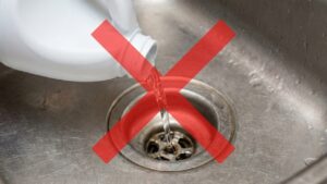 tantes com a segurança. O uso da água sanitária limpa as superfícies, mas escond