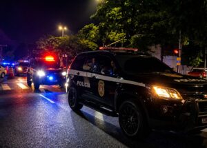 assaltantes em uma moto durante uma tentativa de roubo. Segundo as investigações