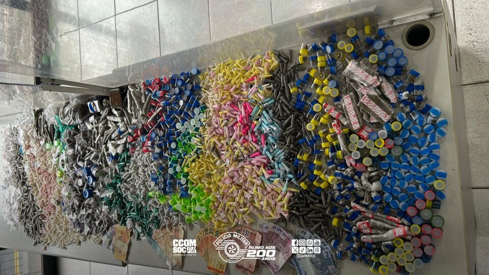 tráfico de drogas e apreenderam mais de 3,4 mil porções de entorpecentes em Guar