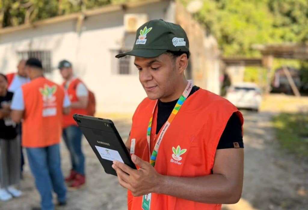 meio da ampliação do tratamento de esgoto e da redução da poluição em rios e cór