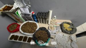 envolvimento com o tráfico de drogas durante patrulhamento pela Rua Kotinda, na
