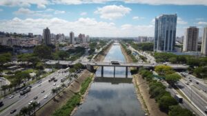 dezenas de córregos e afluentes, os dois rios mais importantes que cortam a cida