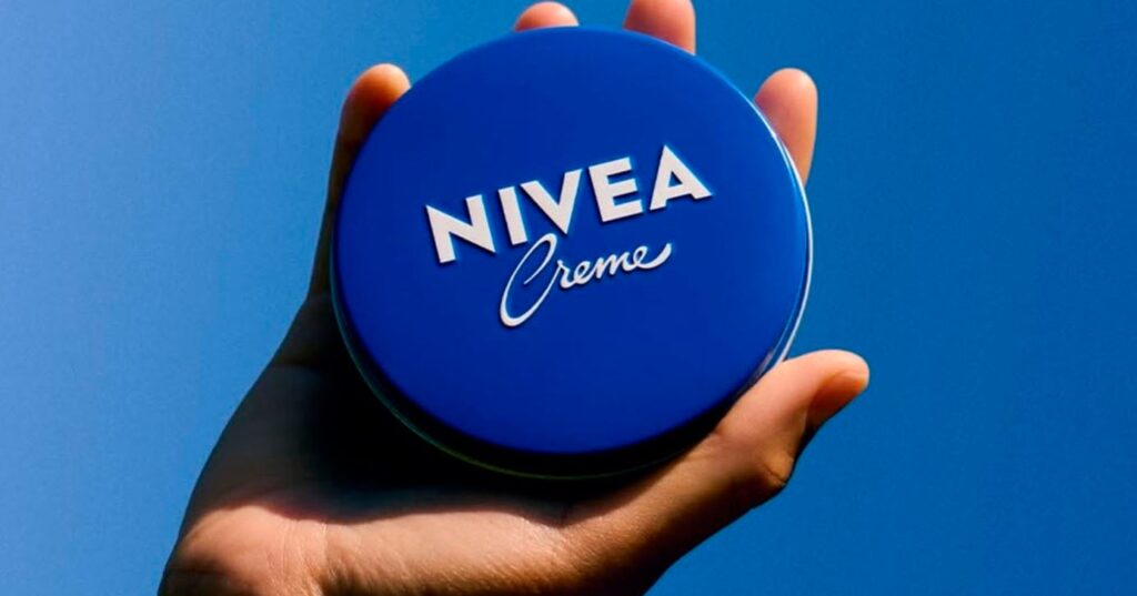 Sem micropigmentação: Truque com creme da Nivea garante fios alinhados e design da sobrancelha por 24h