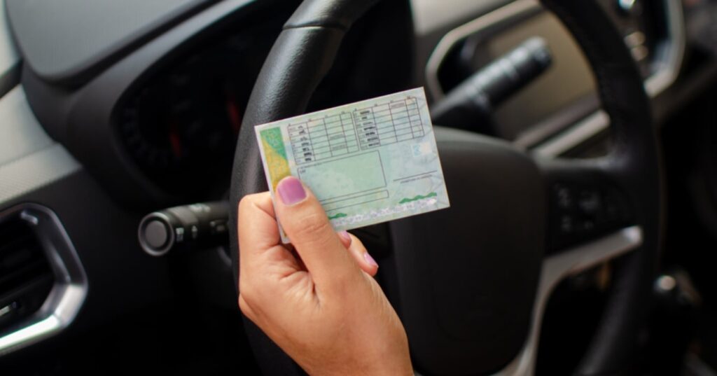 Perda do veículo, multa e suspensão da CNH: Motoristas estão proibidos de fazerem isso no carro