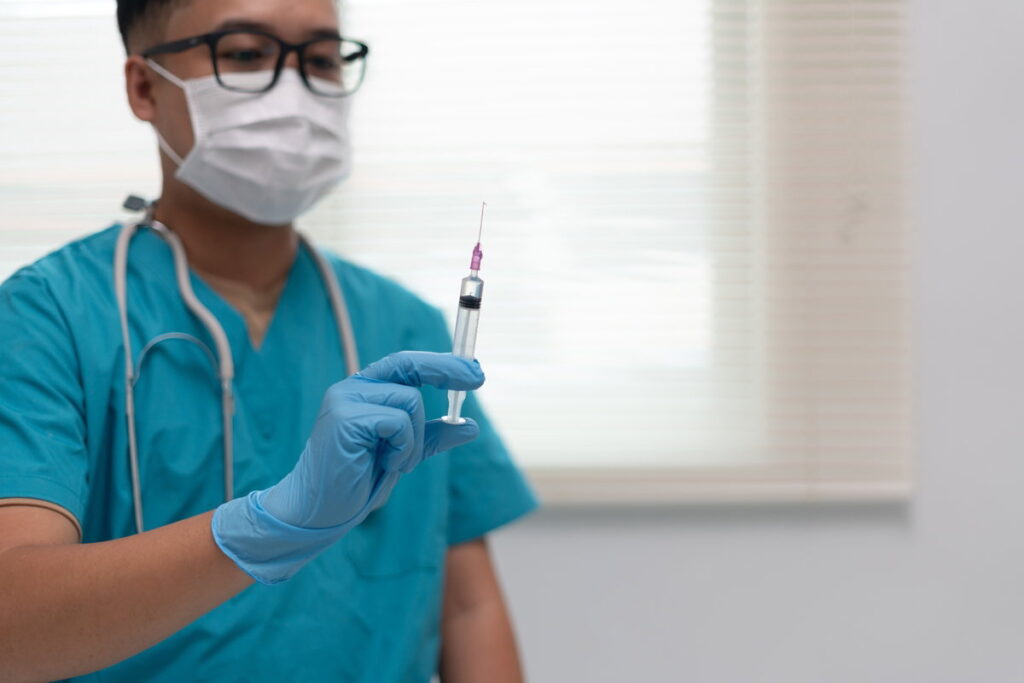 exemplo. Este medicamento é um anticorpo que age bloqueando a ação de uma proteí