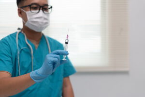 exemplo. Este medicamento é um anticorpo que age bloqueando a ação de uma proteí