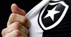 tal O Dia, o jogador está no radar do Botafogo para uma possível volta. A possib