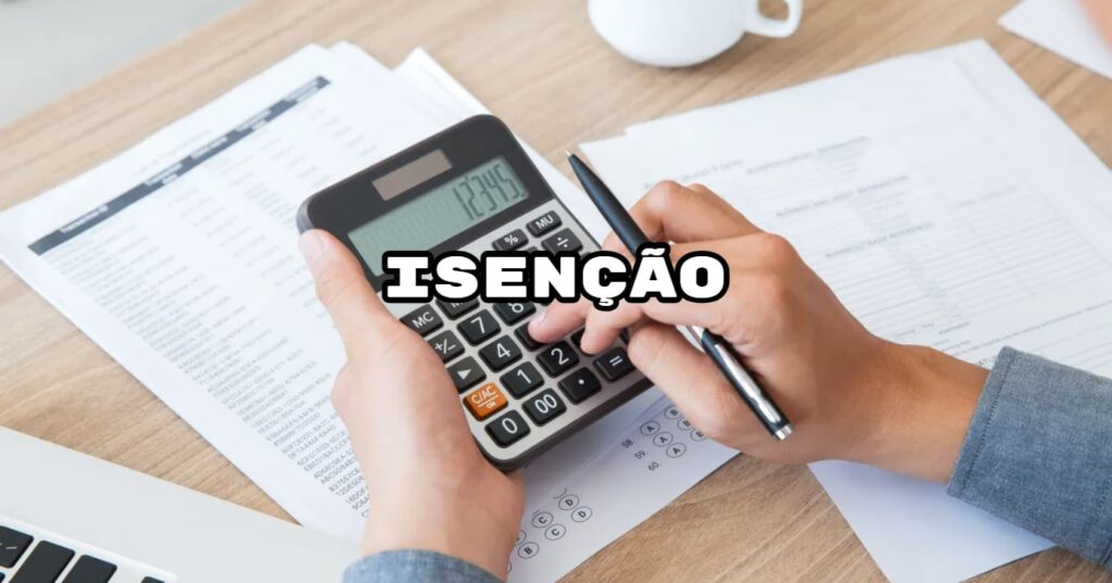 Idoso em carro – Foto: Montagem