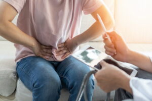 outros sintomas como dor abdominal, vômitos, febre ou perda de apetite. Assim, n