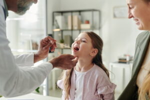 exemplo. Na presença de falta de ar ou dificuldade respiratória, desidratação gr