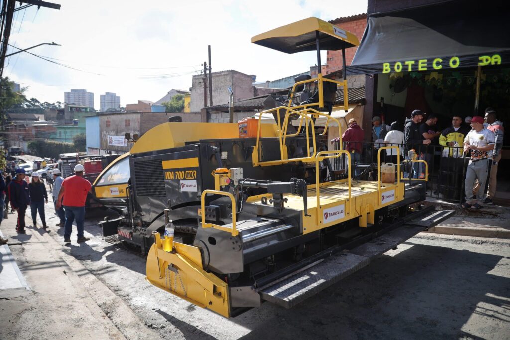 meio de convênio com a Prefeitura de São Paulo, a obras de pavimentação, drenage
