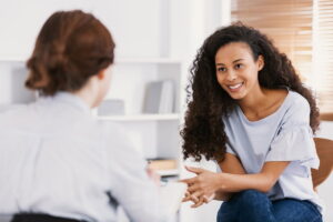 tante consultar um psiquiatra para uma avaliação. O tratamento normalmente é fei