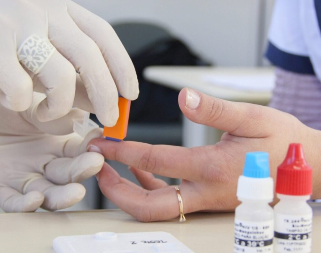 meio de punção digital, distribuir autotestes de HIV e oferecer orientações sobr