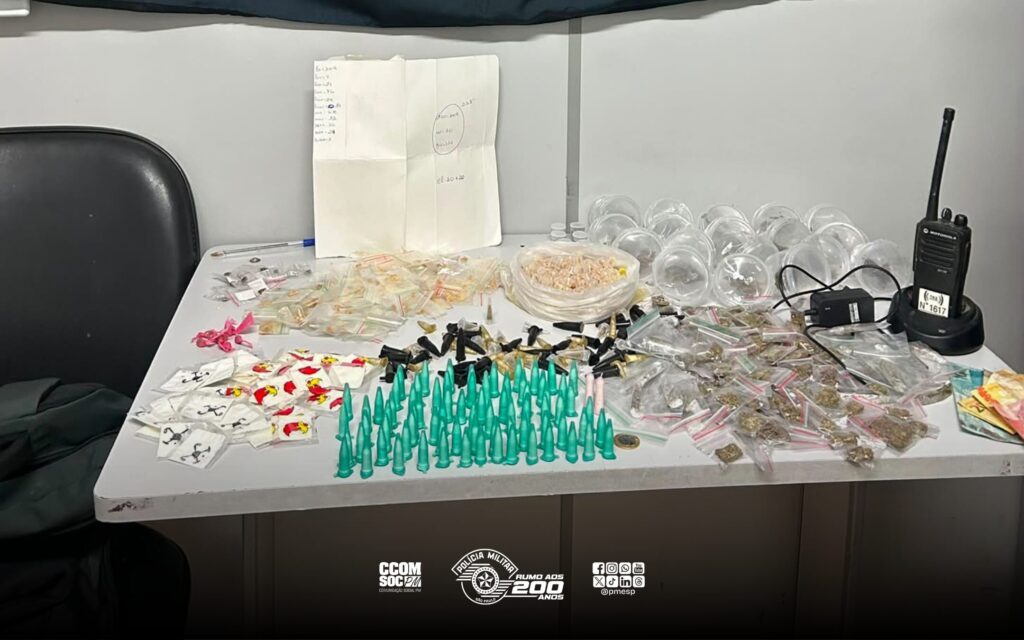 tráfico de drogas em Carapicuíba/SP. A abordagem foi realizada na Vila Municipal