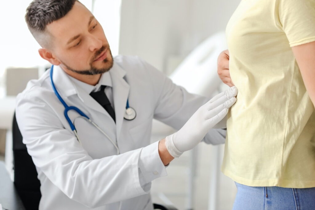 um exame de imagem do abdômen, como ultrassom ou tomografia, capazes de detectar