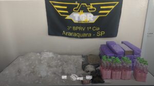 tráfico de drogas, na tarde de ontem (19), durante patrulhamento pela Rodovia Jo