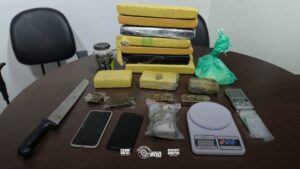 tráfico de drogas e posse irregular de arma de fogo de uso permitido, na tarde d