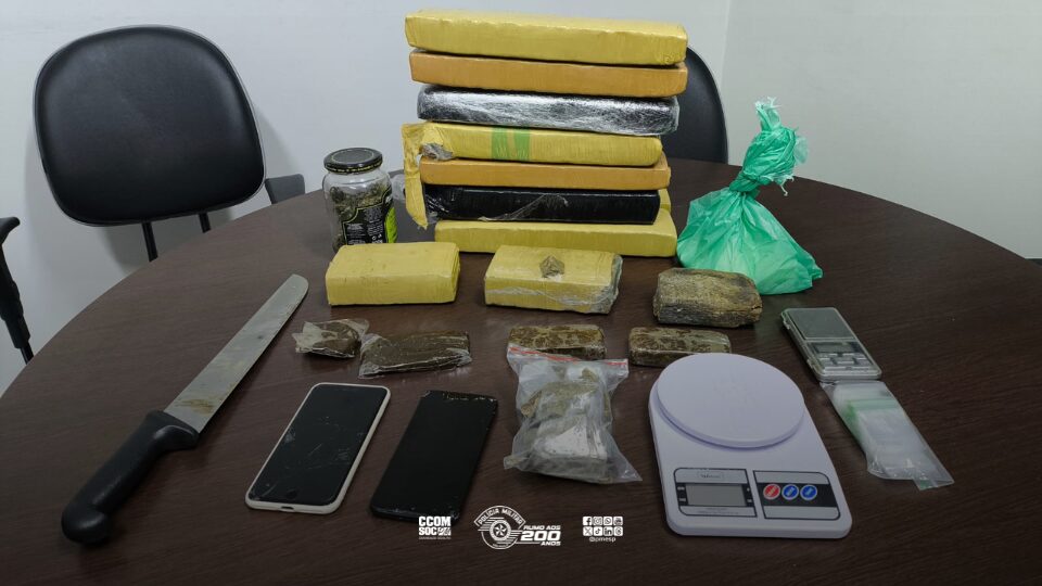 tráfico de drogas e posse irregular de arma de fogo de uso permitido, na tarde d
