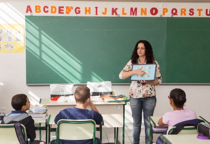 tempo determinado. Uma vez contratado, o docente poderá permanecer vinculado à S