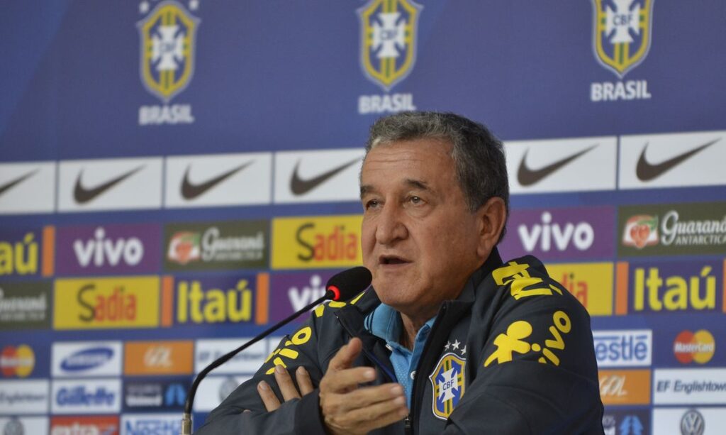 Equipe técnica dá coletiva no centro de mídia na Granja Comary. Na foto, o coordenador técnico, Carlos Alberto Parreira (Tomaz Silva/Agência Brasil