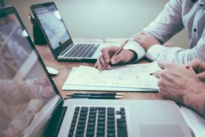 tunidades de mercado e a construir um plano de negócios, para que os futuros emp
