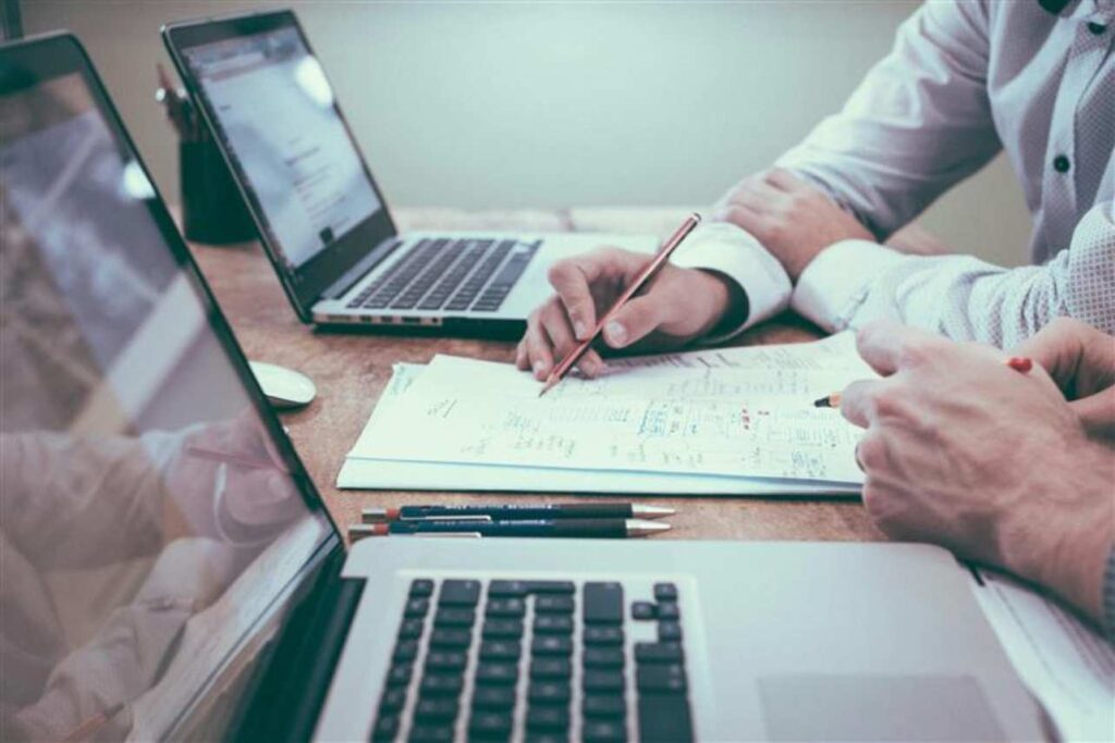 tunidades de mercado e a construir um plano de negócios, para que os futuros emp
