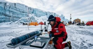 O derretimento acelerado das camadas de gelo expõe relíquias arqueológicas e recursos minerais inéditos. – Imagem gerada por IA