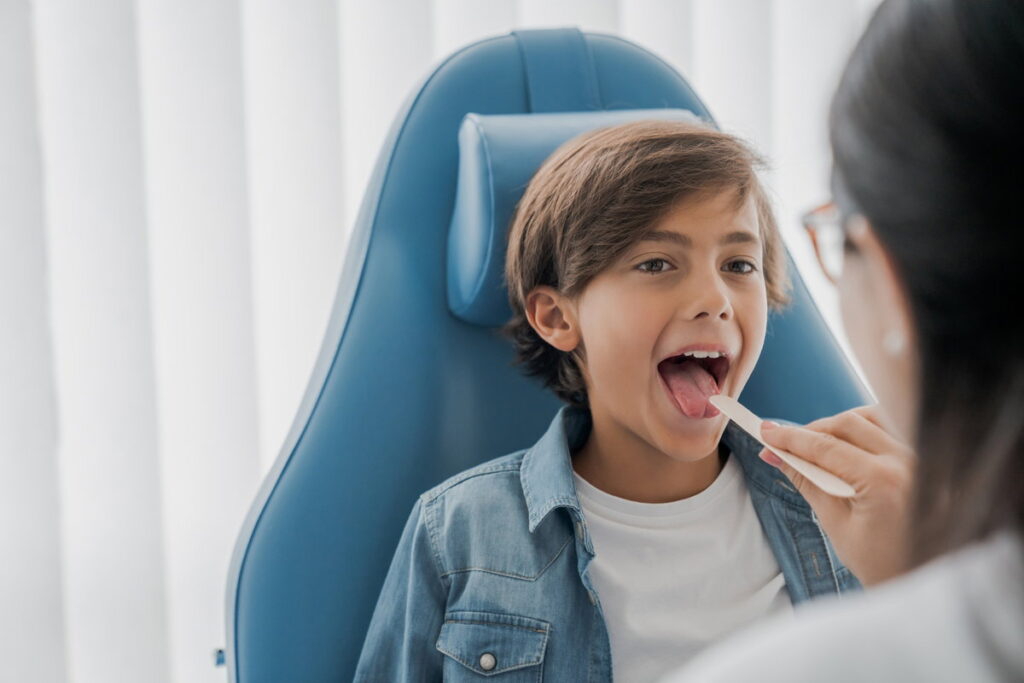 situações como rinite alérgica, herpes labial, candidíase oral ou ainda pela sín