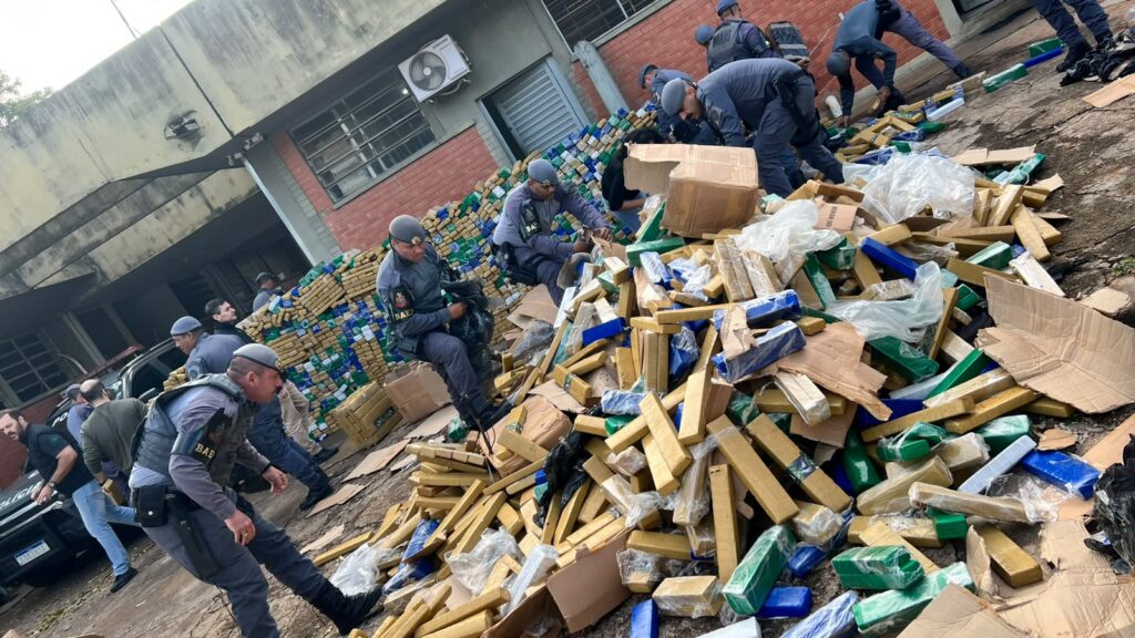 tráfico de drogas. A ocorrência teve início após o compartilhamento de informaçõ