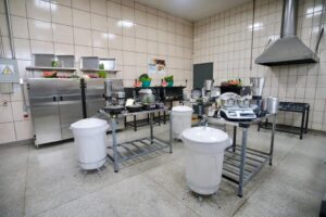 meio da instalação de cozinhas industriais voltadas ao processamento e ao aprove